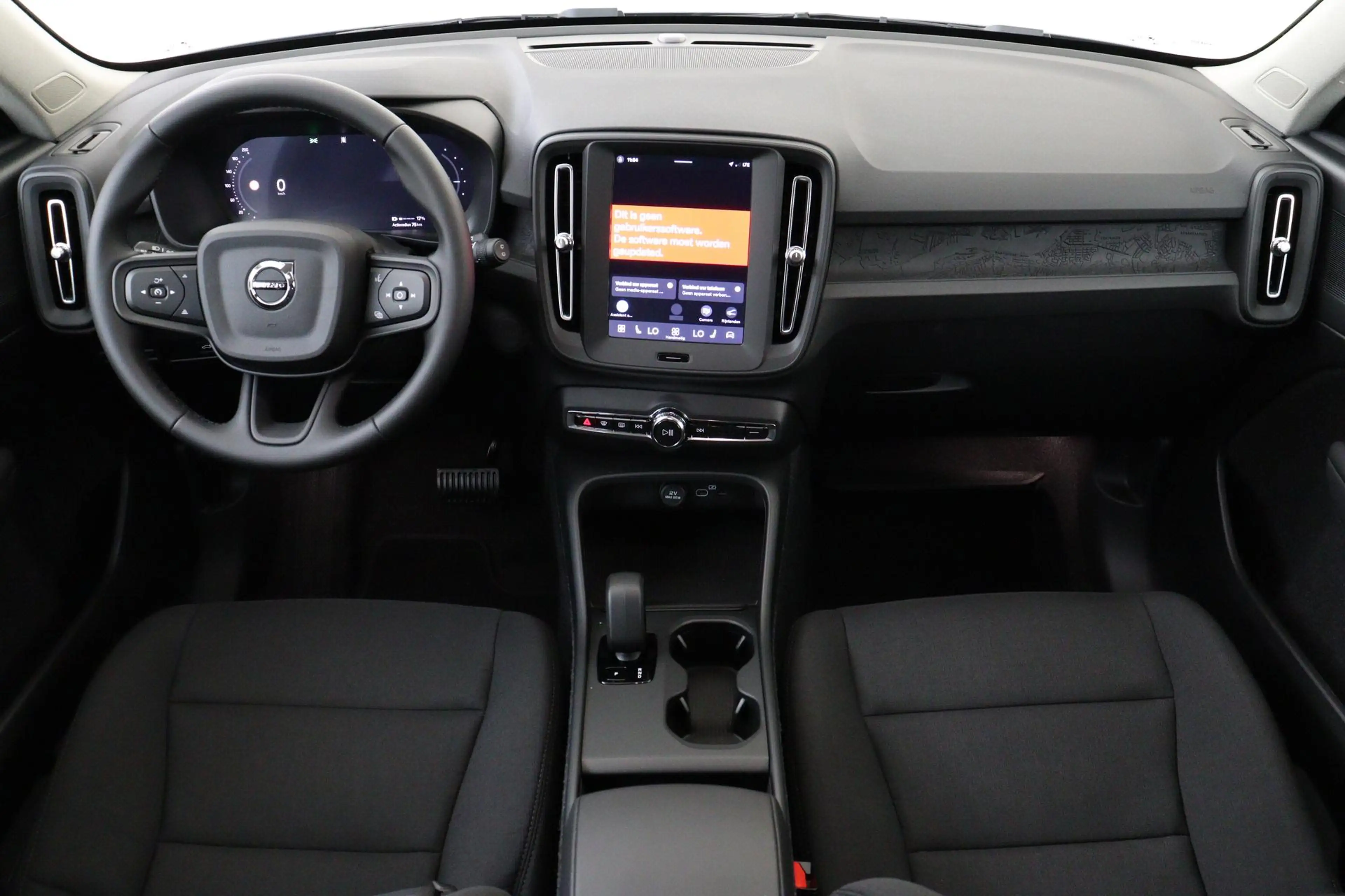 Volvo EX40 SINGLE MOTOR ESSENTIAL 70 kWh -CAMERA|CRUISE|METAL — photo 4