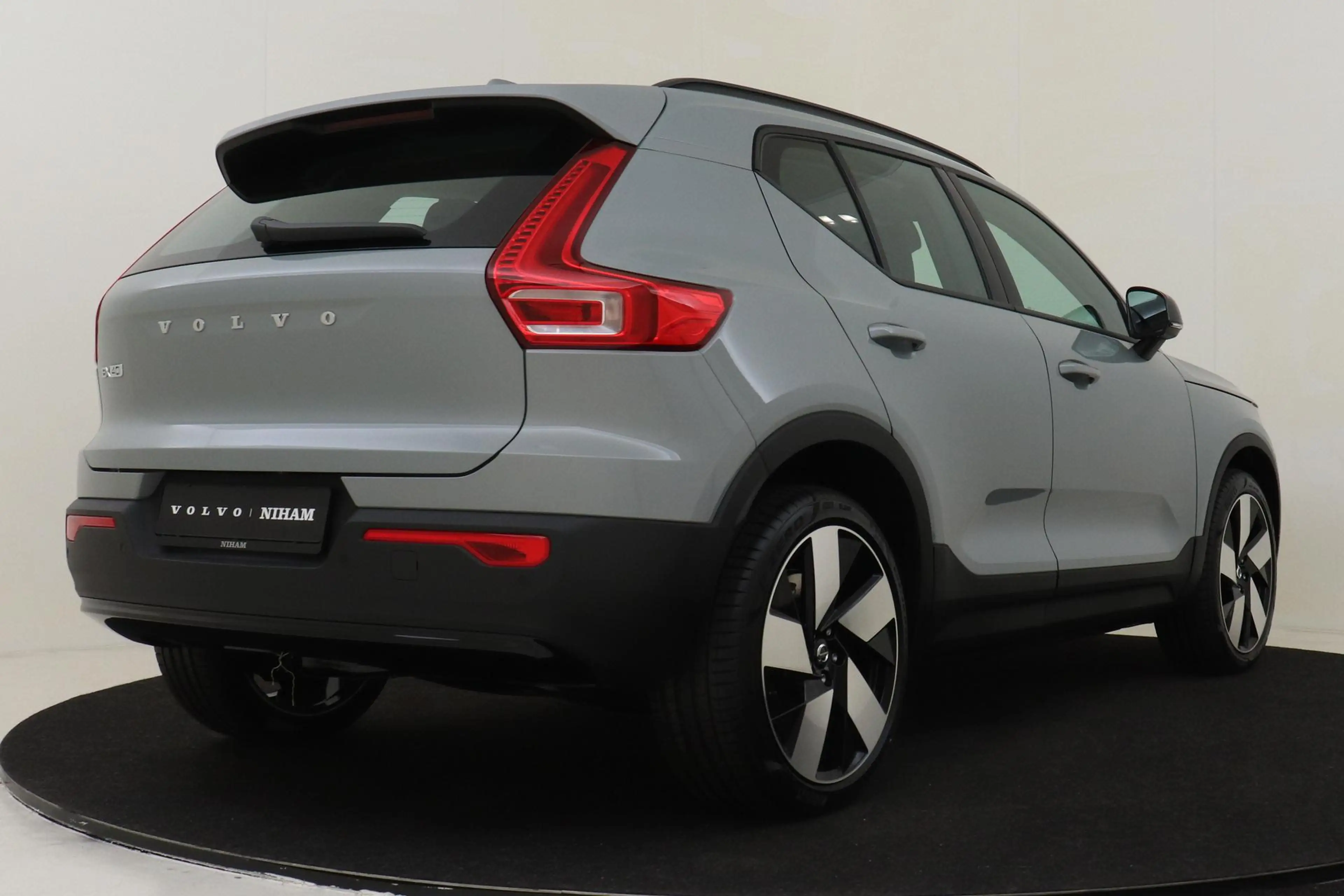Volvo EX40 SINGLE MOTOR ESSENTIAL 70 kWh -CAMERA|CRUISE|METAL — photo 3