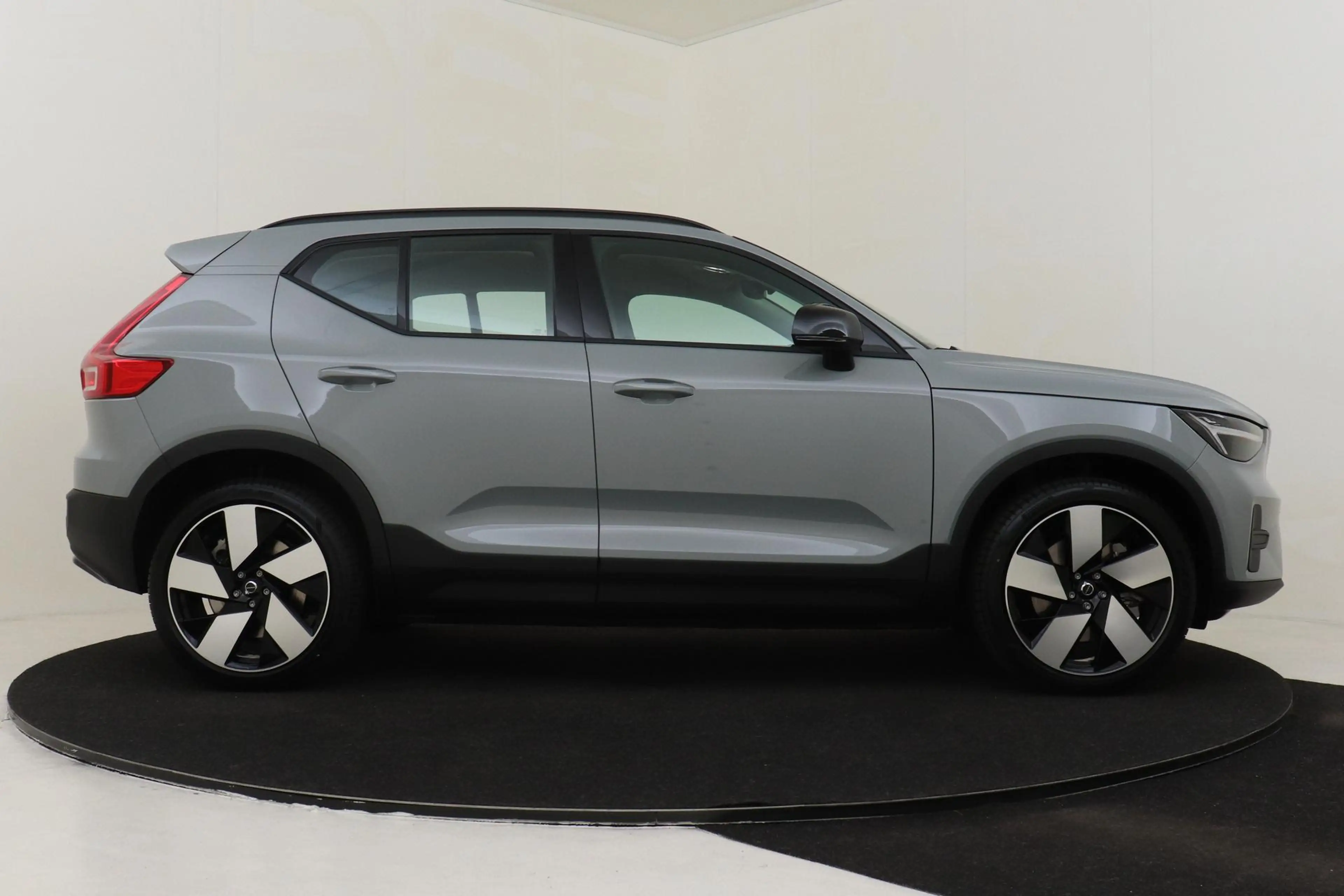 Volvo EX40 SINGLE MOTOR ESSENTIAL 70 kWh -CAMERA|CRUISE|METAL — photo 13