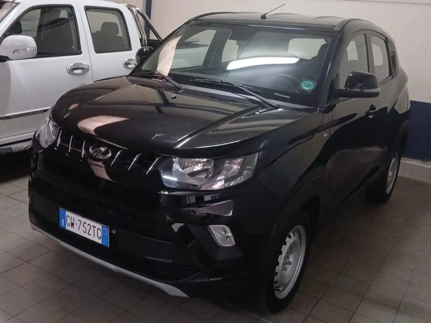 Mahindra KUV100 KUV100 1.2 K6 m-bifuel Schwarz - 2