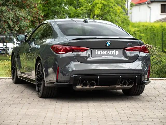 BMW M4 view 4