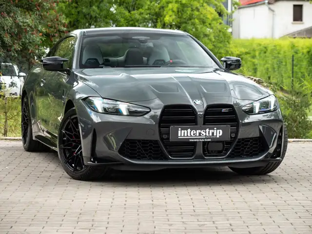 BMW M4 view 3