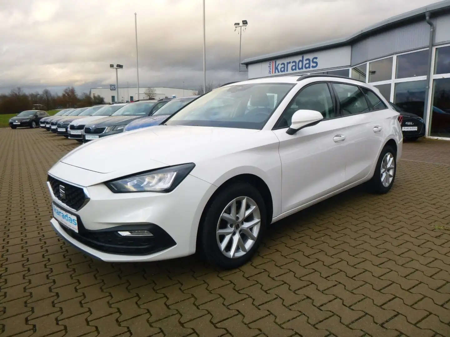SEAT Leon Sportstourer  2,0 TDI AUT/NAV/LED/SHZ/PDC Blanc - 1