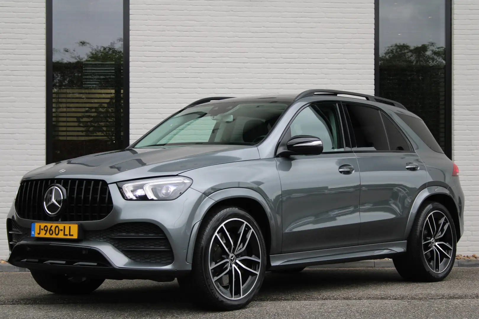 Mercedes-Benz GLE 450 4MATIC / AMG / Panorama / Nightpakket / Burmester Grijs - 2