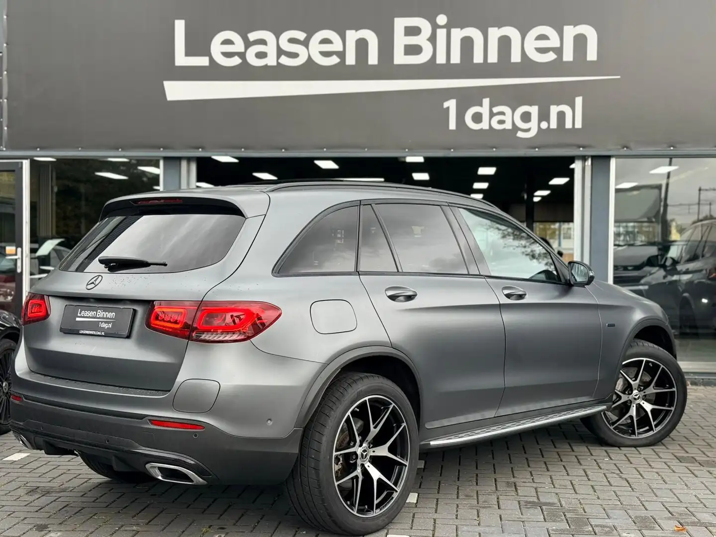 Mercedes-Benz GLC 300 AMG 300e 4MATIC PANO/MEMORY/360/SFEER/TREKHAAK Grijs - 2