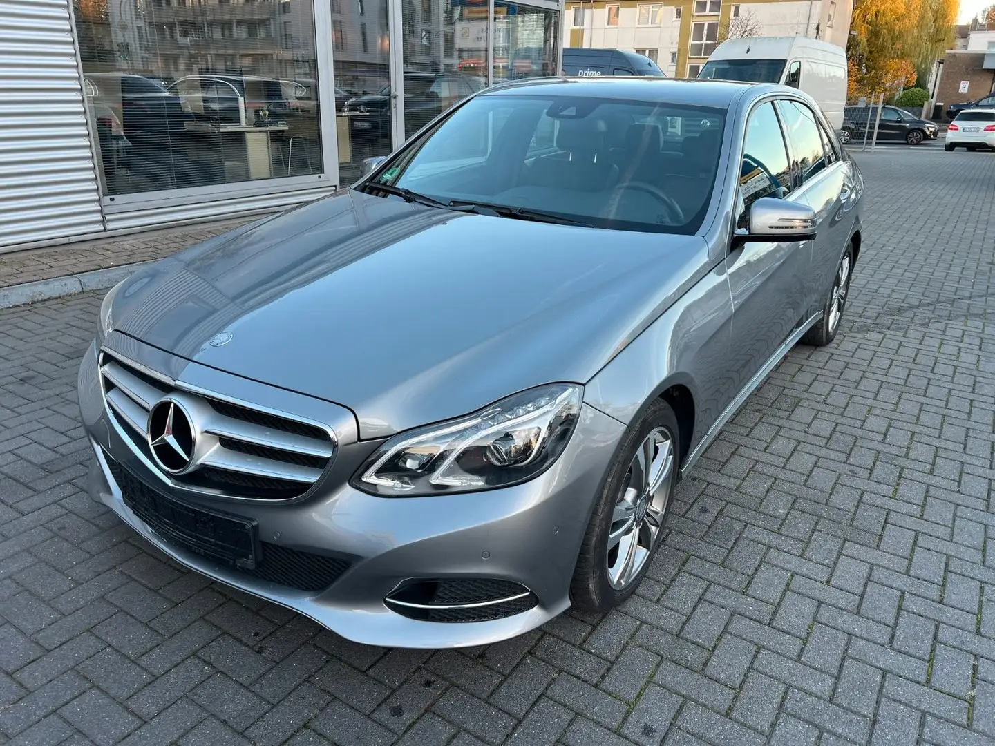 Mercedes-Benz E 200 E Limousine E 200 CGI BlueEfficiency Silber - 1