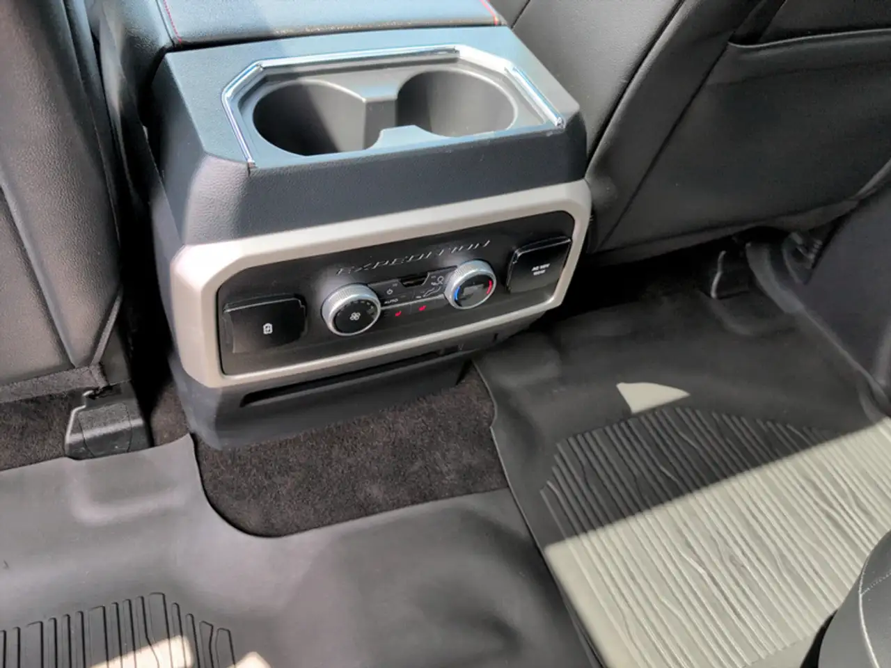 Ford Expedition снимка Ford Expedition