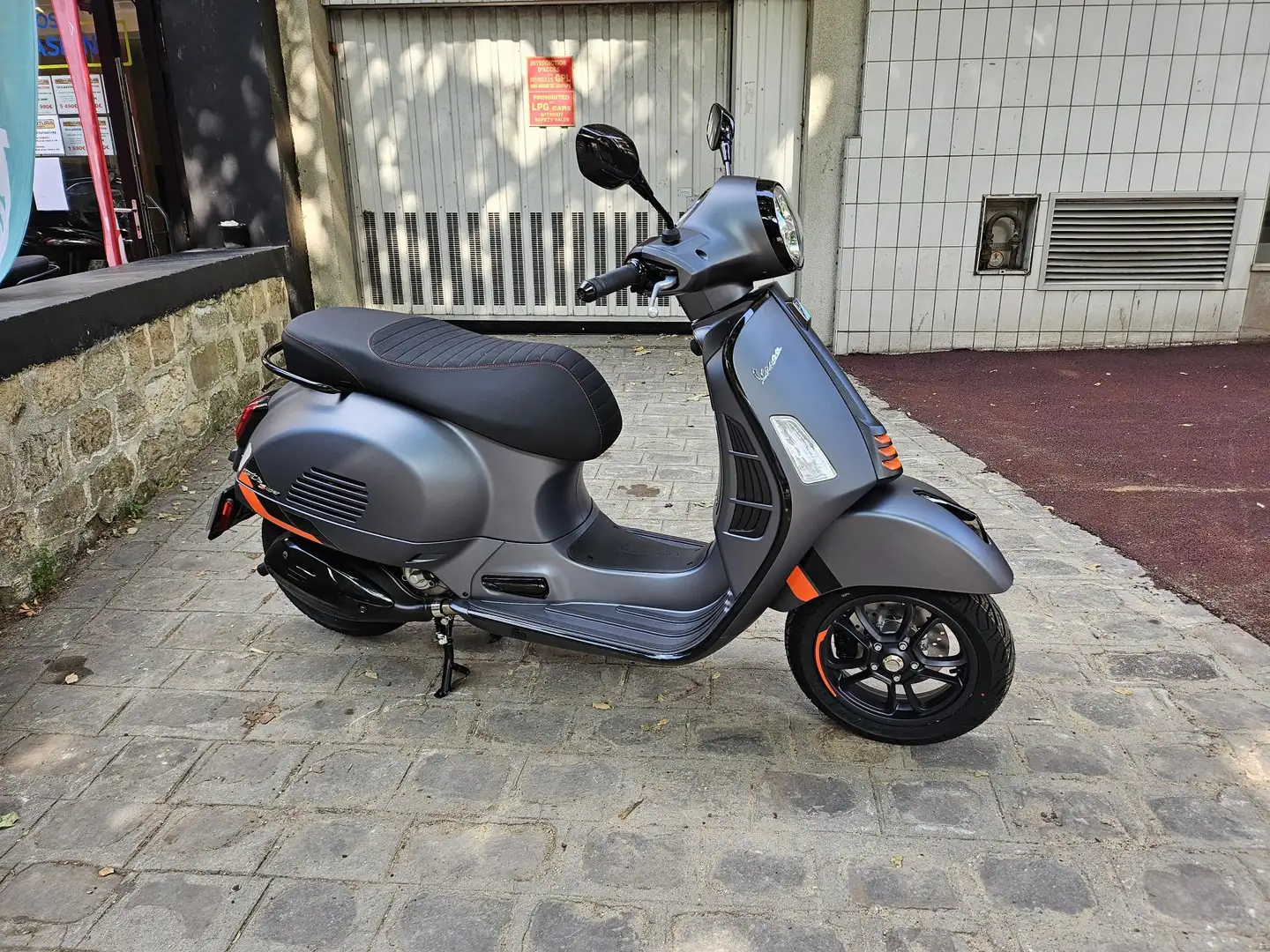 Vespa GTS 310 Gris - 1