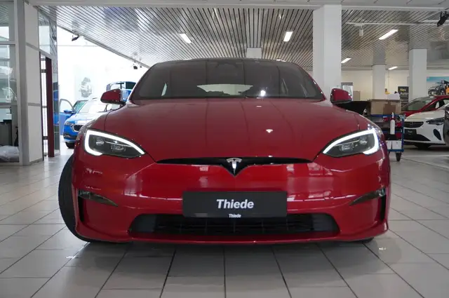 Tesla Model S view 5