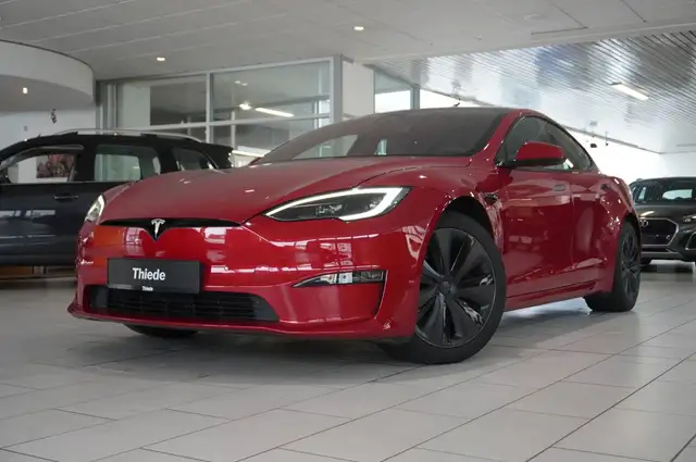 Tesla Model S view 3
