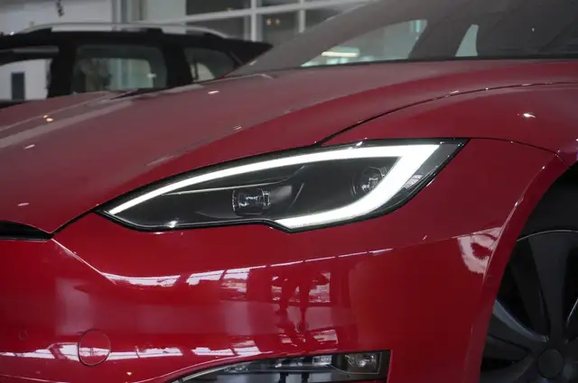Tesla Model S view 4