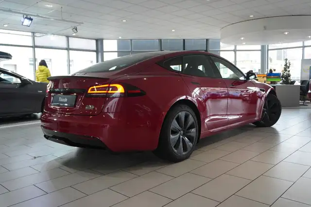 Tesla Model S view 8