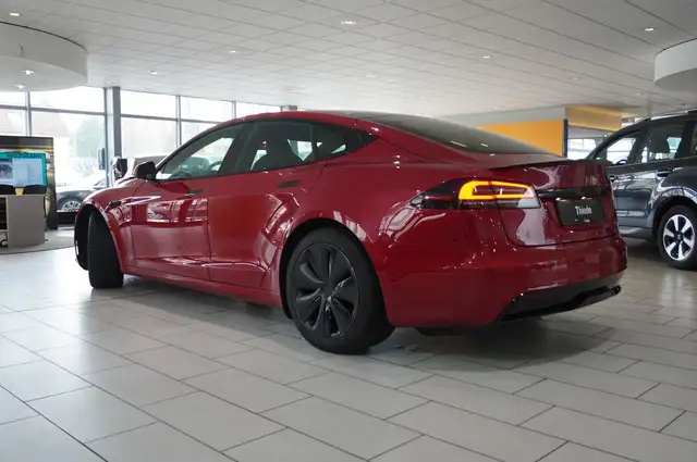 Tesla Model S view 10