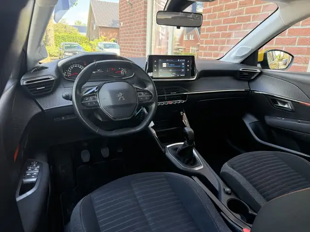 Peugeot 208 view 3