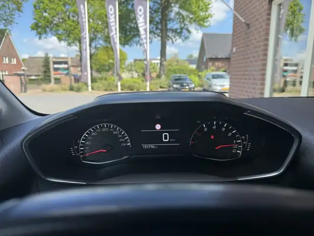 Peugeot 208 view 9