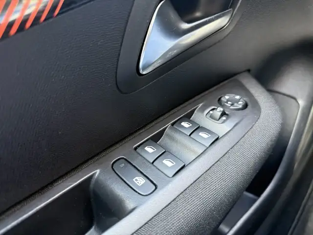 Peugeot 208 view 28