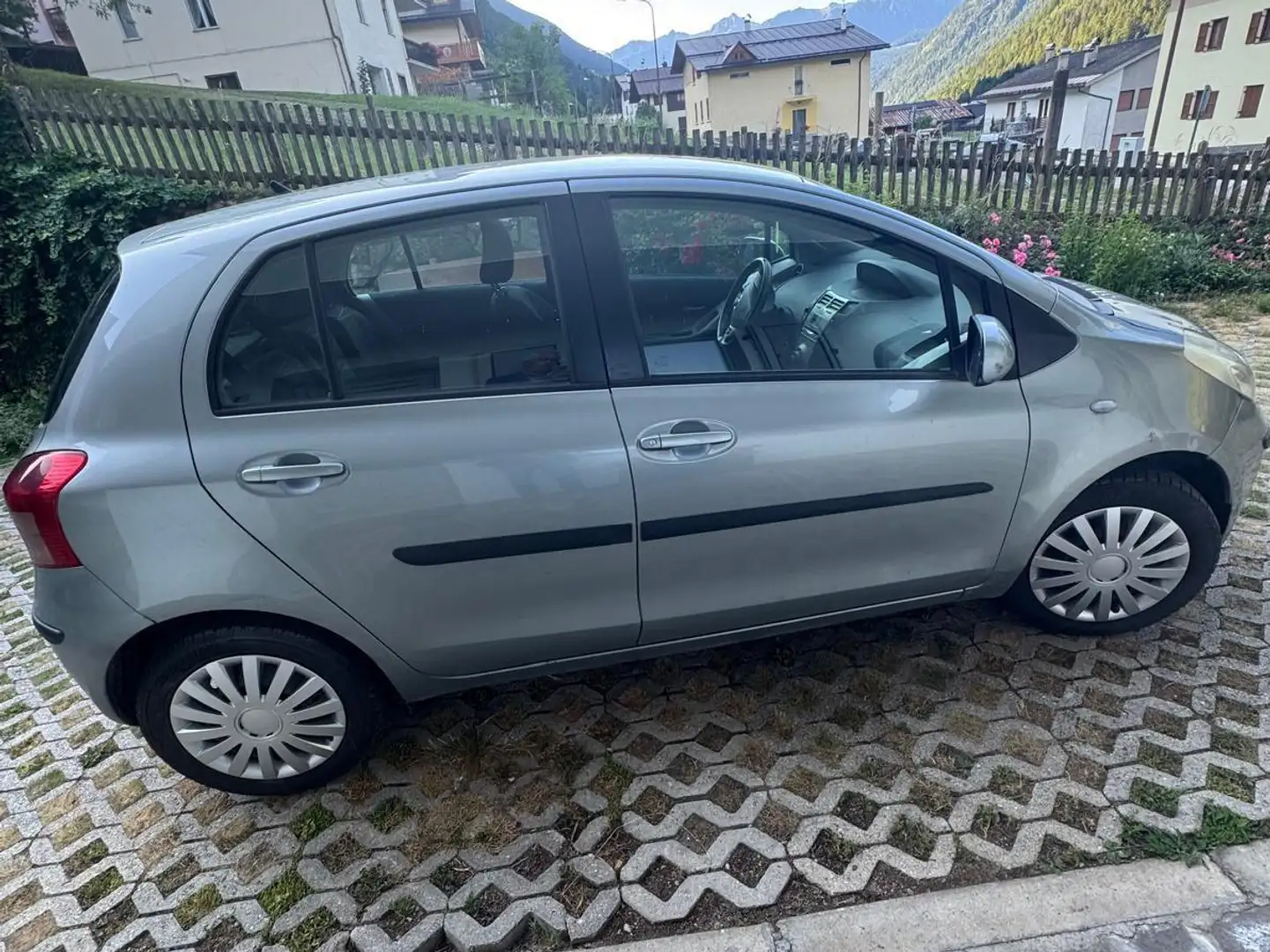 Toyota Yaris Yaris II 5p 1.4 d-4d Sol Grigio - 1