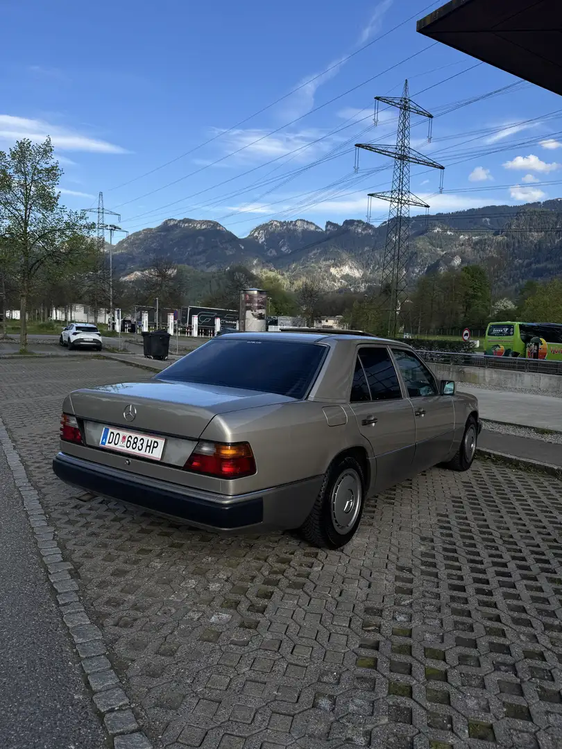 Mercedes-Benz 200 E Aut. - 2