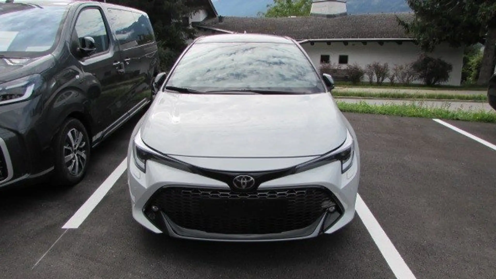 Toyota Corolla HB 2,0 Hybrid GR Sport Grau - 2