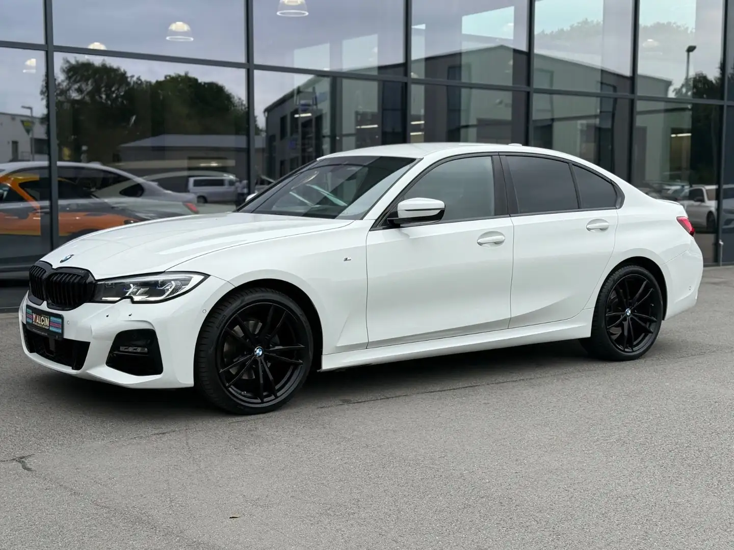 BMW 320 d M Sport Automatik 2.H/HUD/H&K/ACC/AHK/LASER Wit - 2