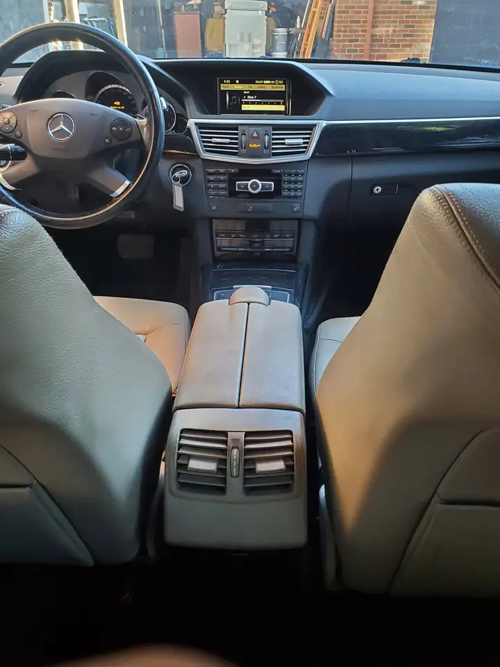 Mercedes-Benz E-Class снимка Mercedes-Benz E-Class