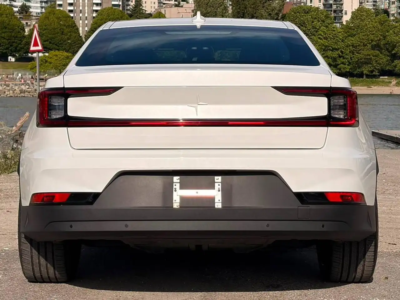 Polestar 2 снимка Polestar 2