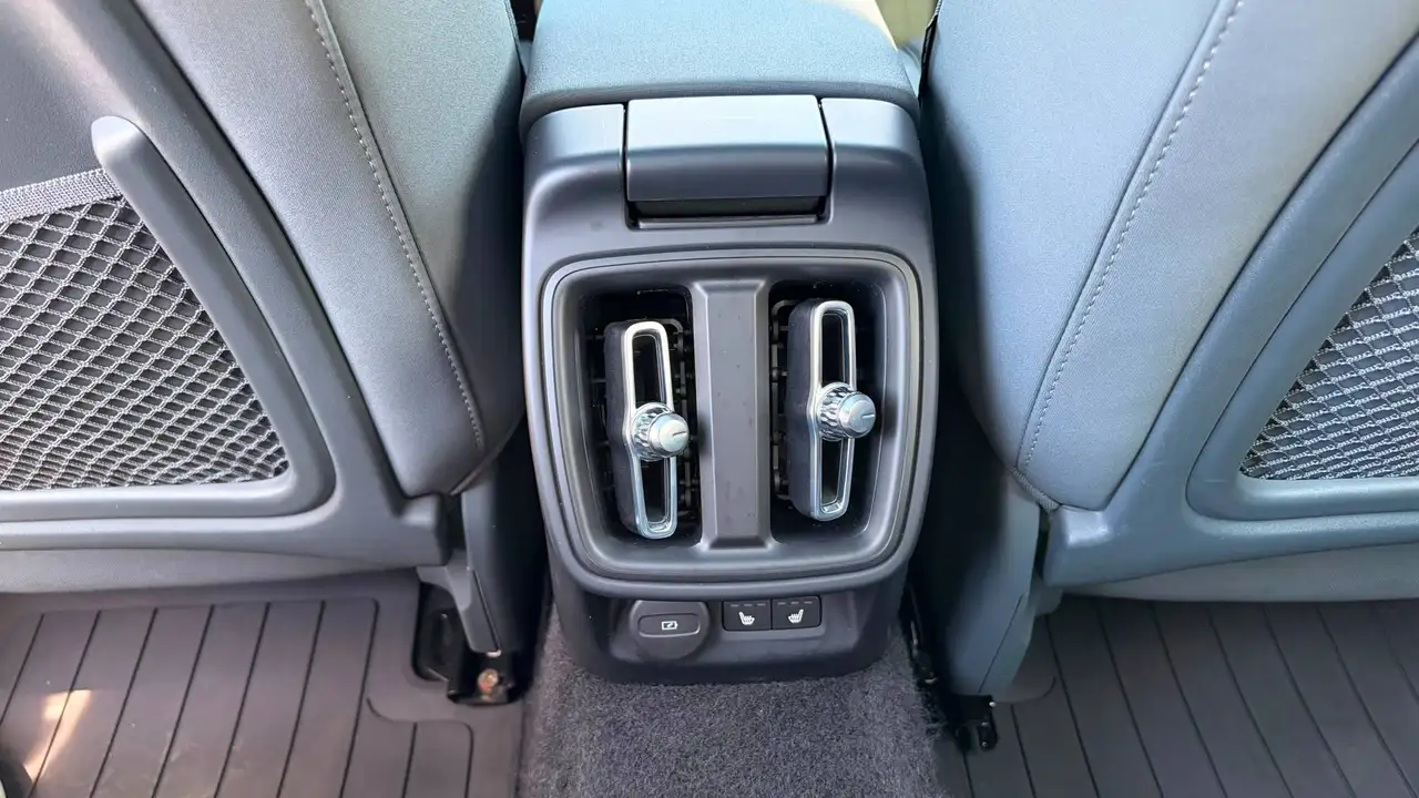 Polestar 2 снимка Polestar 2