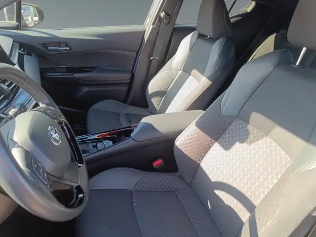 Toyota C-HR view 10