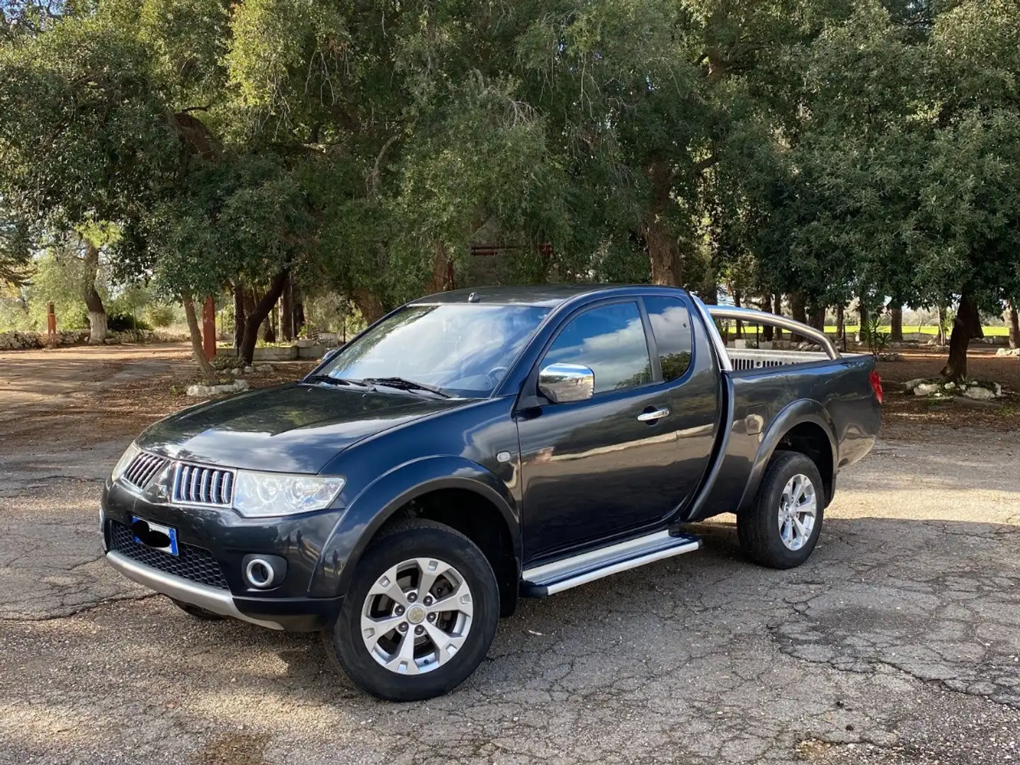 Mitsubishi L200 d.cab 2.5 di-d Intense Plus 178cv Zwart - 1