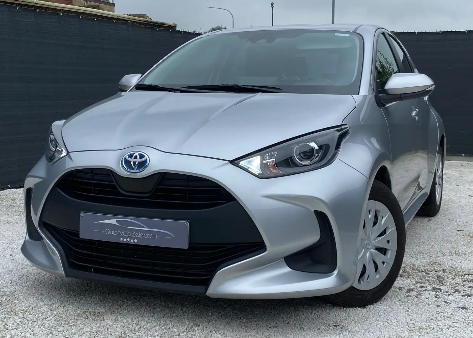 Toyota Yaris 1.5i VVT-i Hybrid '' CAMERA-APPLE CAR PLAY '' Argent - 1