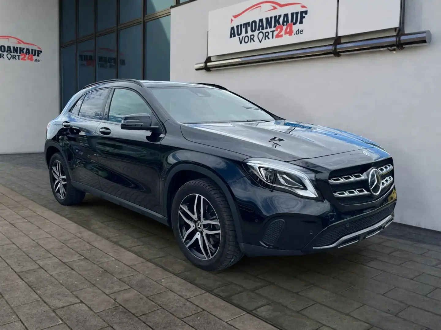 Mercedes-Benz GLA 220 4Matic*AMG*Urban*4-Matic*Memory*Leder* Klima Navi Schwarz - 1