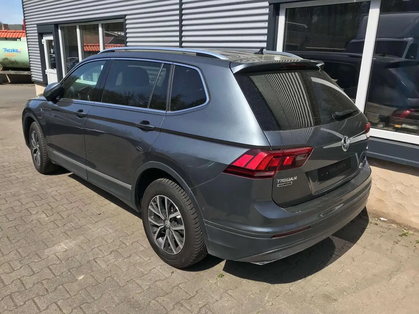 Volkswagen Tiguan 2.0 TDI Allspace AT 7-Sitzer VOLL 1.Hd Pano Leder Gris - 2