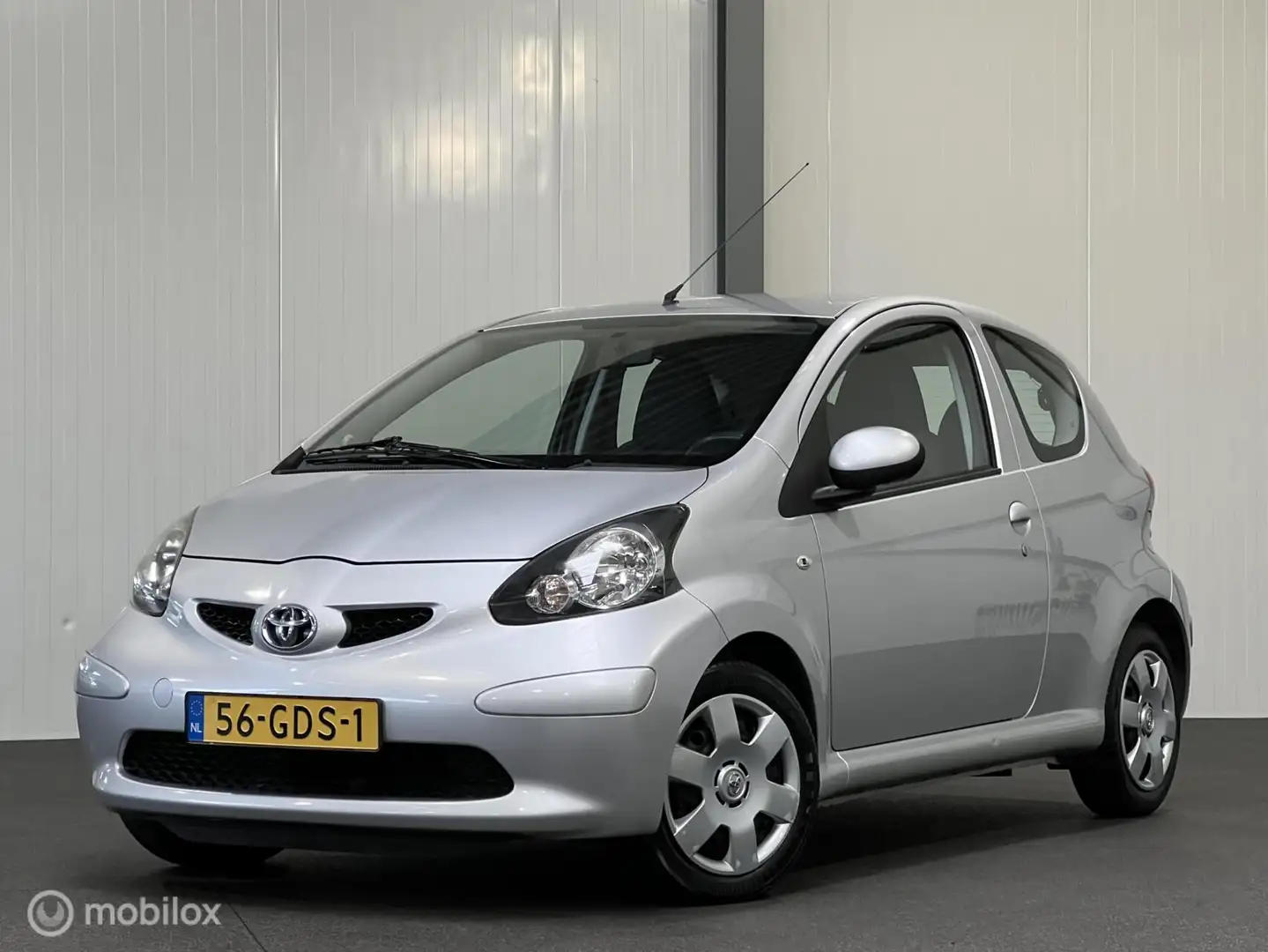 Toyota Aygo 1.0-12V + AUTOMAAT [ NAP 1e eigenaar airco ] Grijs - 1