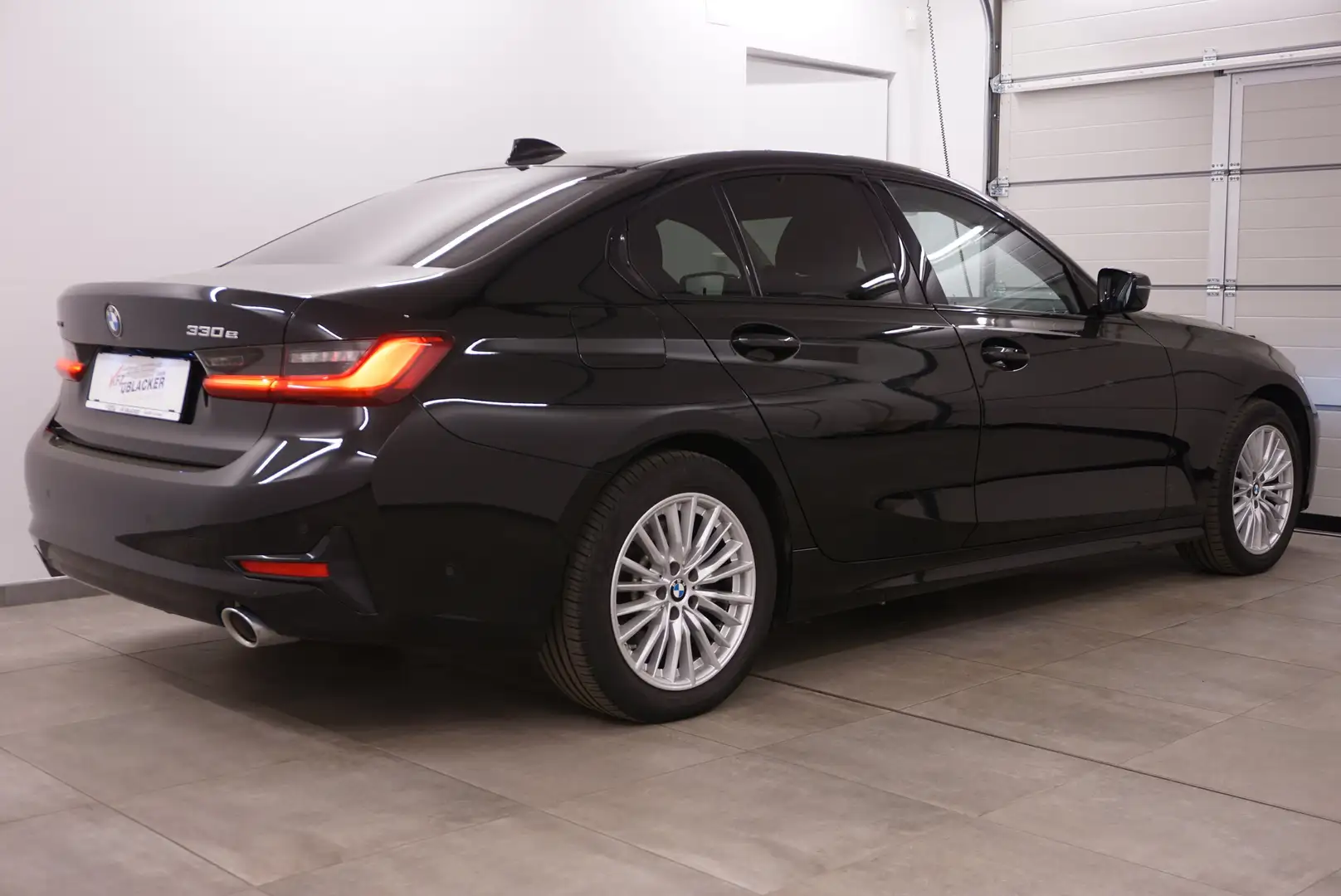 BMW 330 e xDrive Sportline// Laser Scheinw //Schiebedach// Schwarz - 2