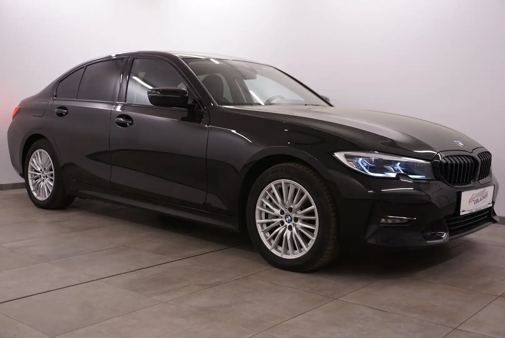 BMW 330 e xDrive Sportline// Laser Scheinw //Schiebedach// Schwarz - 1