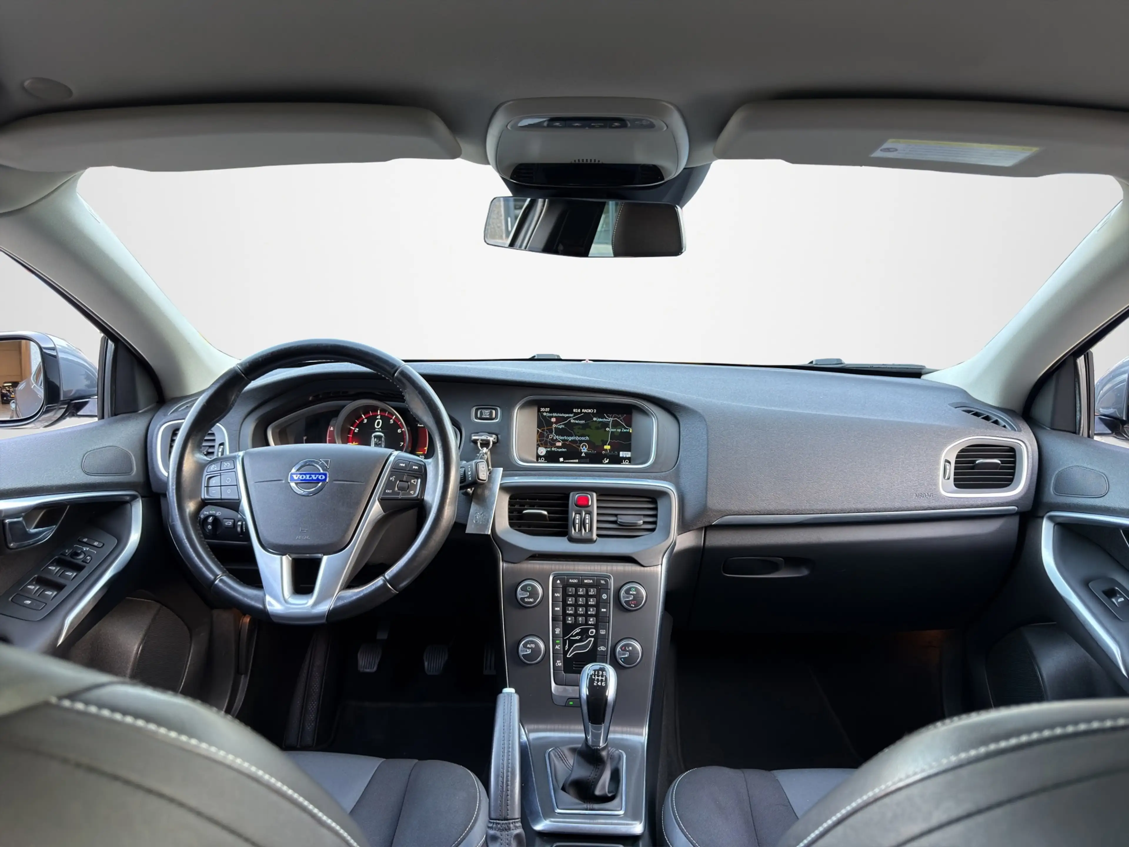 Volvo V40 1.6 T2 R-Design Trekhaak|Parkeersensoren|Cruise — photo 9