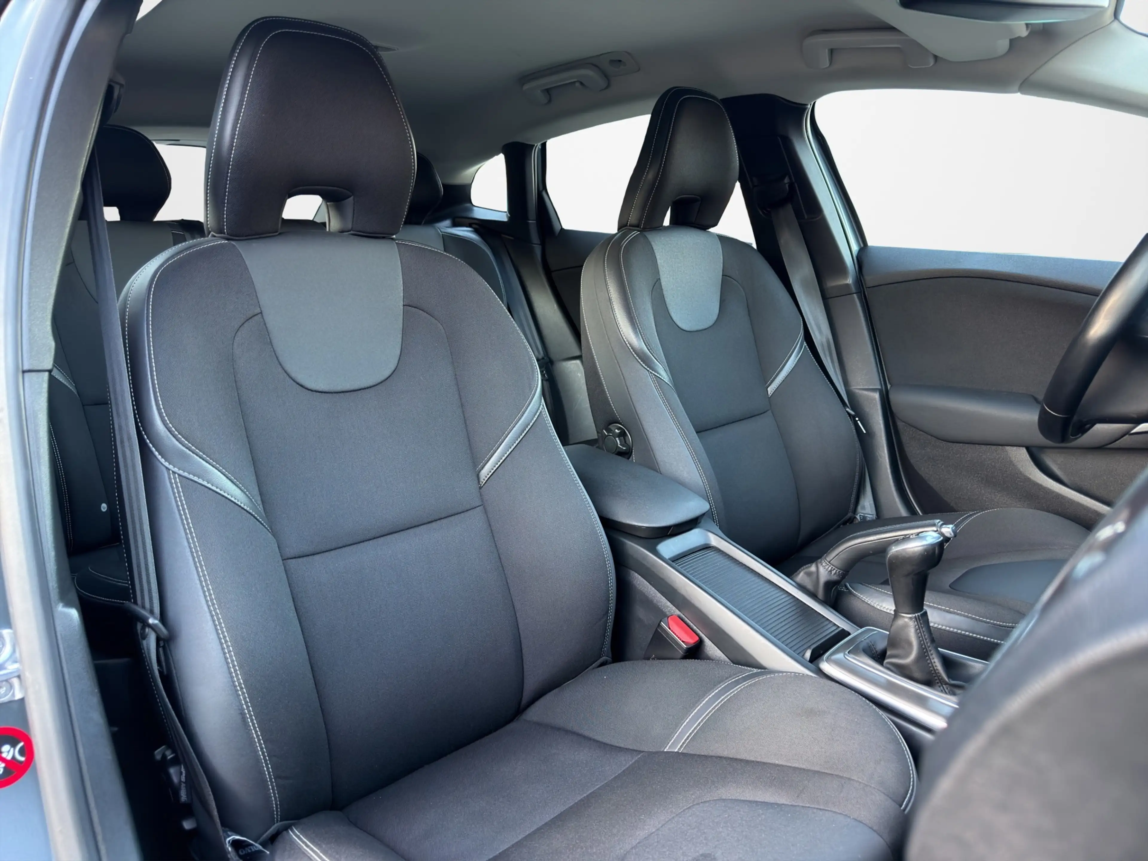 Volvo V40 1.6 T2 R-Design Trekhaak|Parkeersensoren|Cruise — photo 4