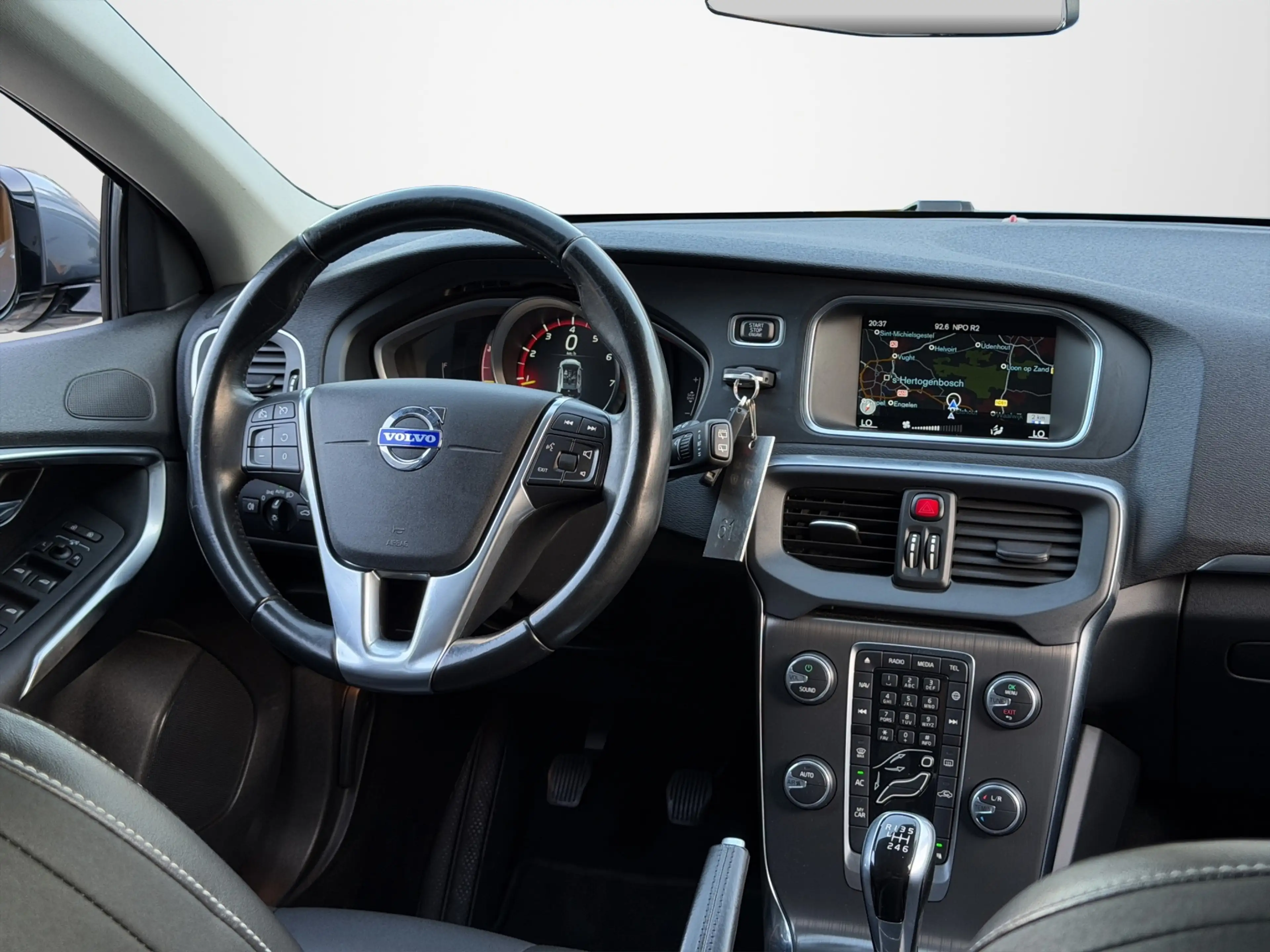 Volvo V40 1.6 T2 R-Design Trekhaak|Parkeersensoren|Cruise — photo 3