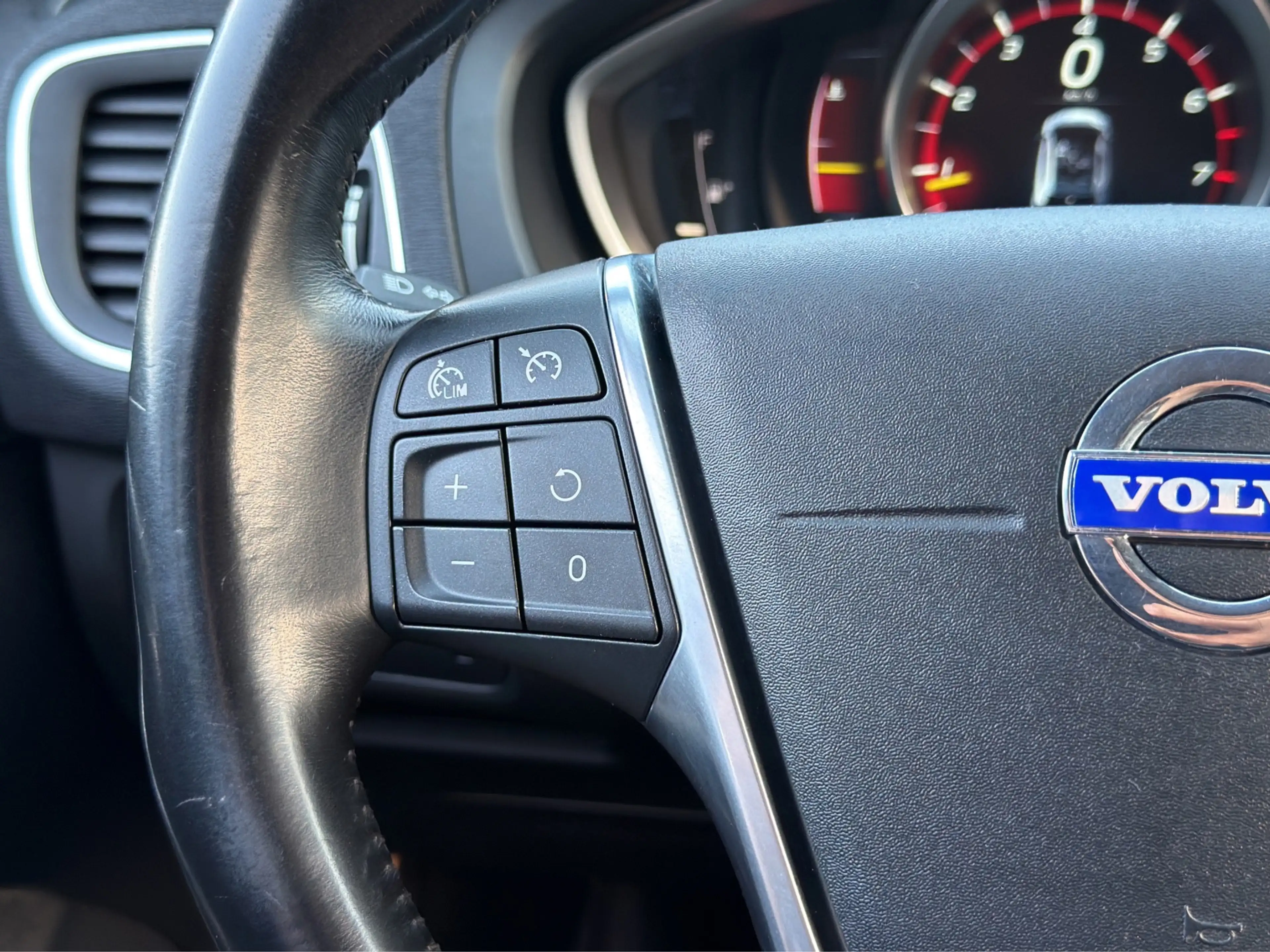 Volvo V40 1.6 T2 R-Design Trekhaak|Parkeersensoren|Cruise — photo 14