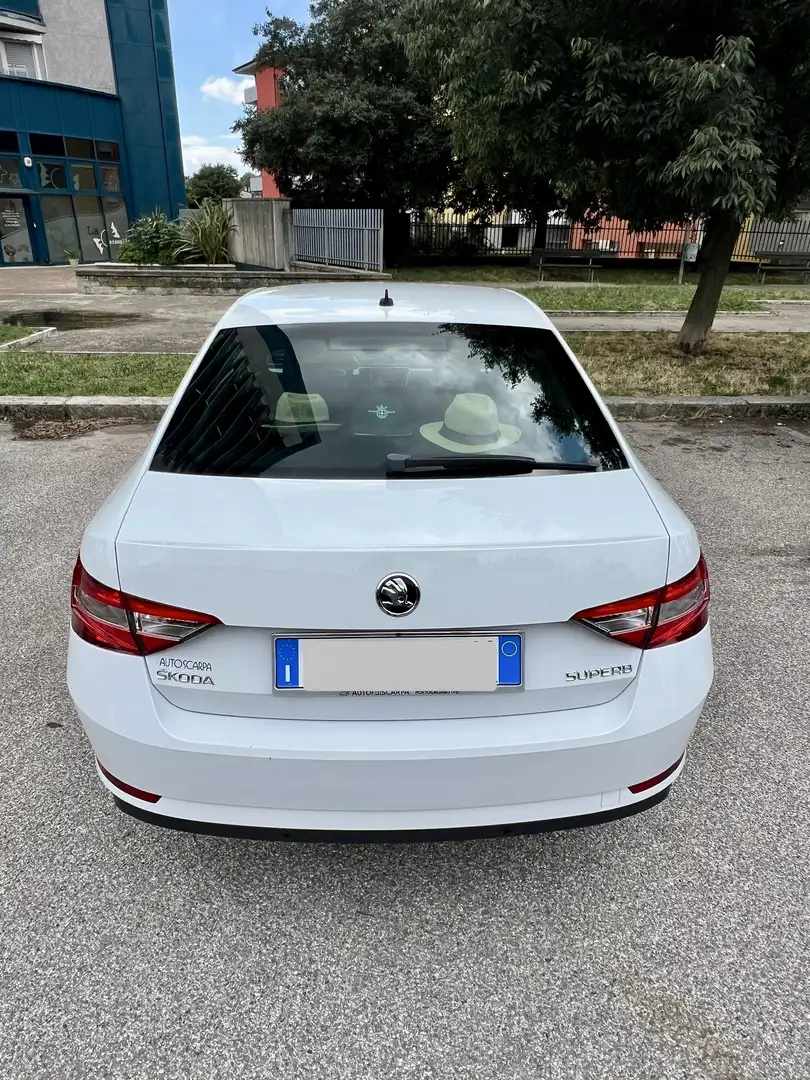 Skoda Superb 2.0 TDI DSG Ambition - 2