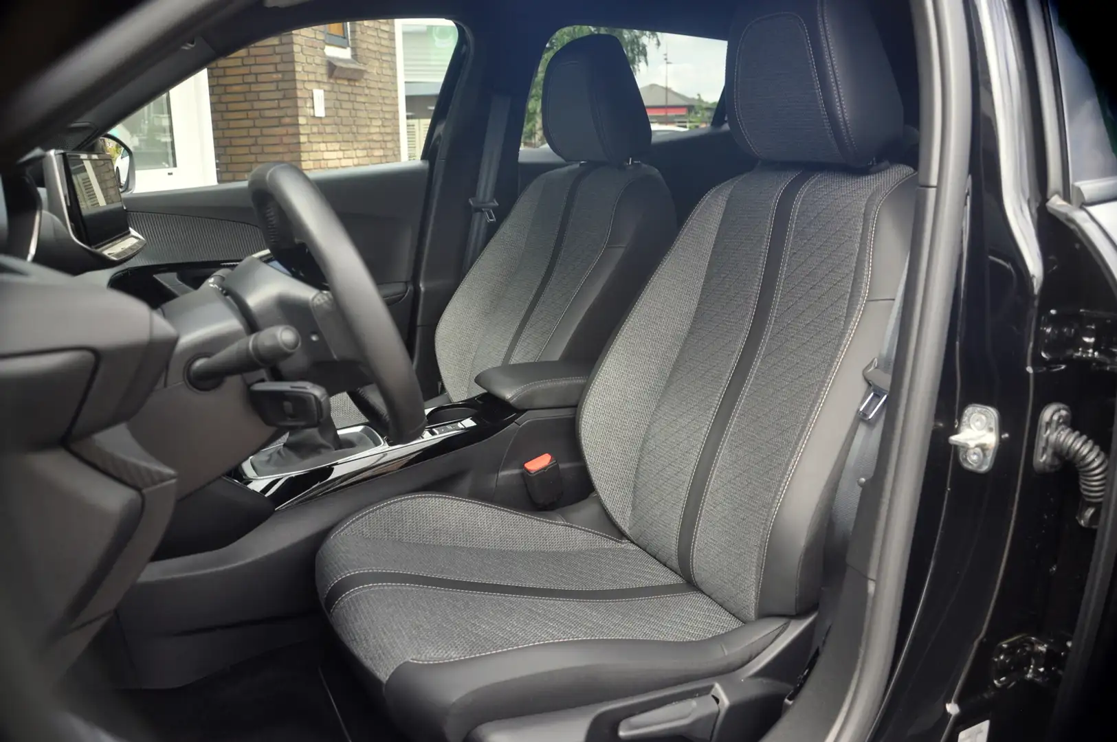 Peugeot 2008 1.2 PureTech 100 Allure | 360 Gr Camera | Navi | A Noir - 2