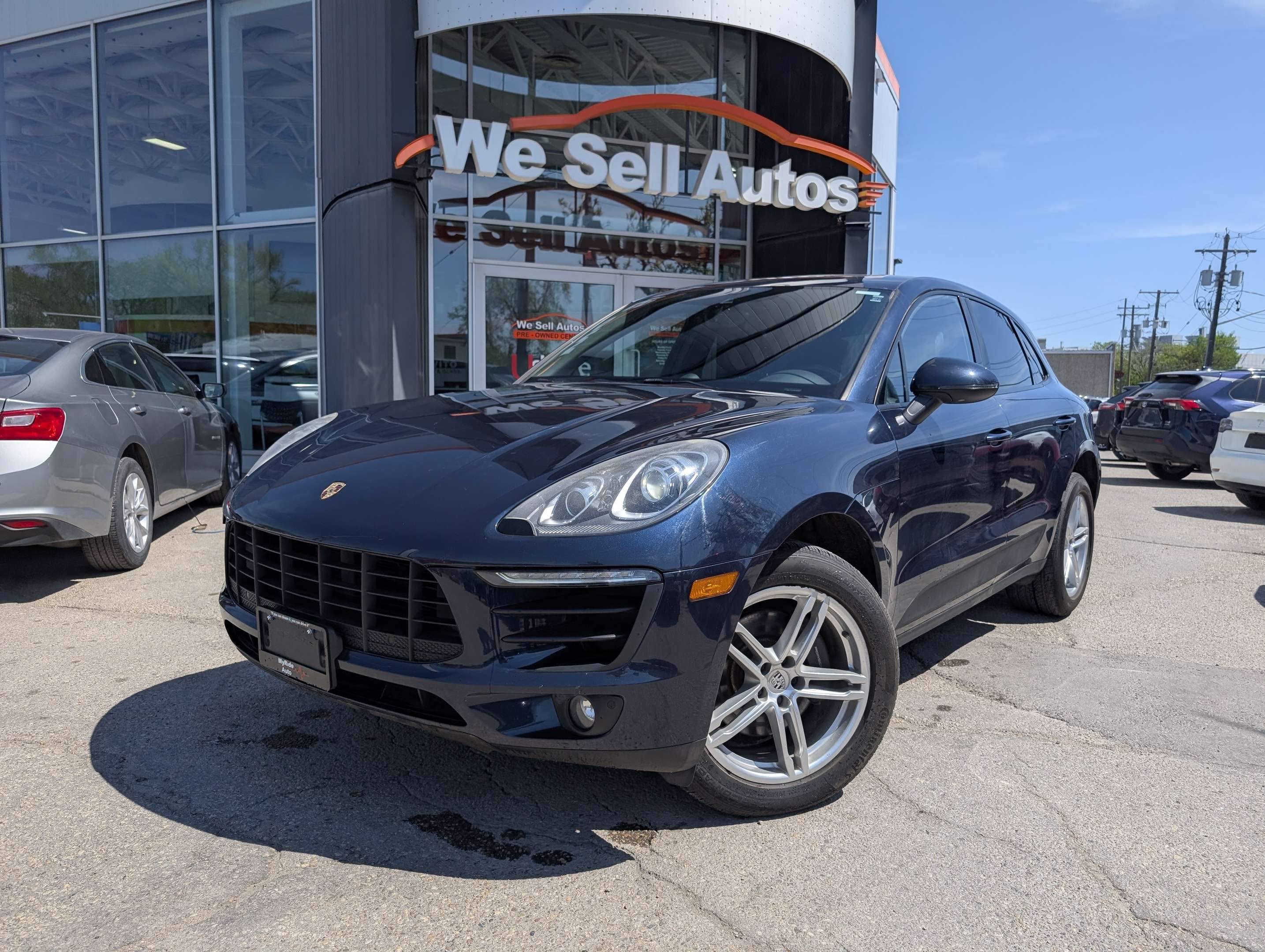 2017 Porsche Macan AWD w/2.0L Turbo Engine, Leather & Power Sunroof alt 2