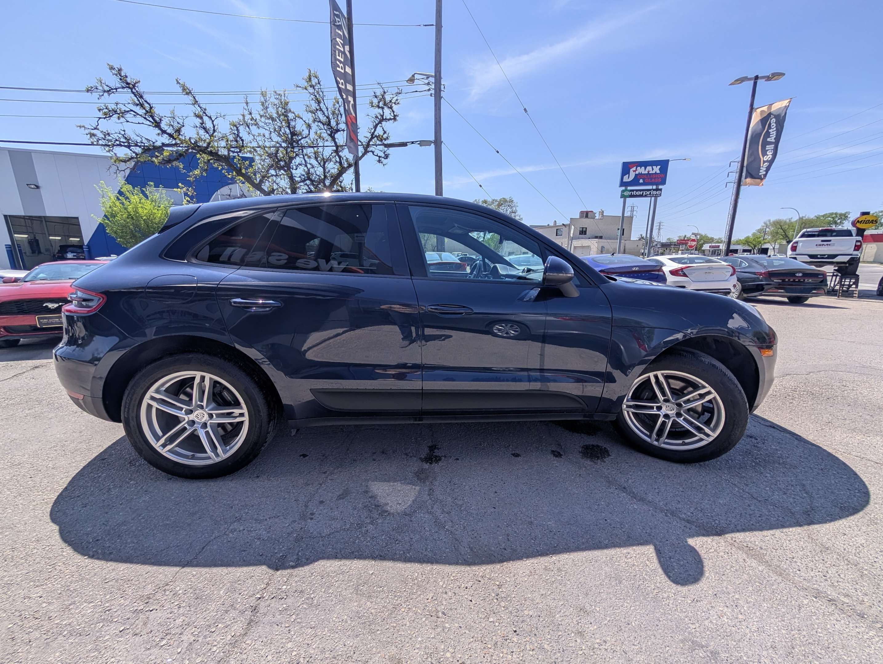 2017 Porsche Macan AWD w/2.0L Turbo Engine, Leather & Power Sunroof alt 5