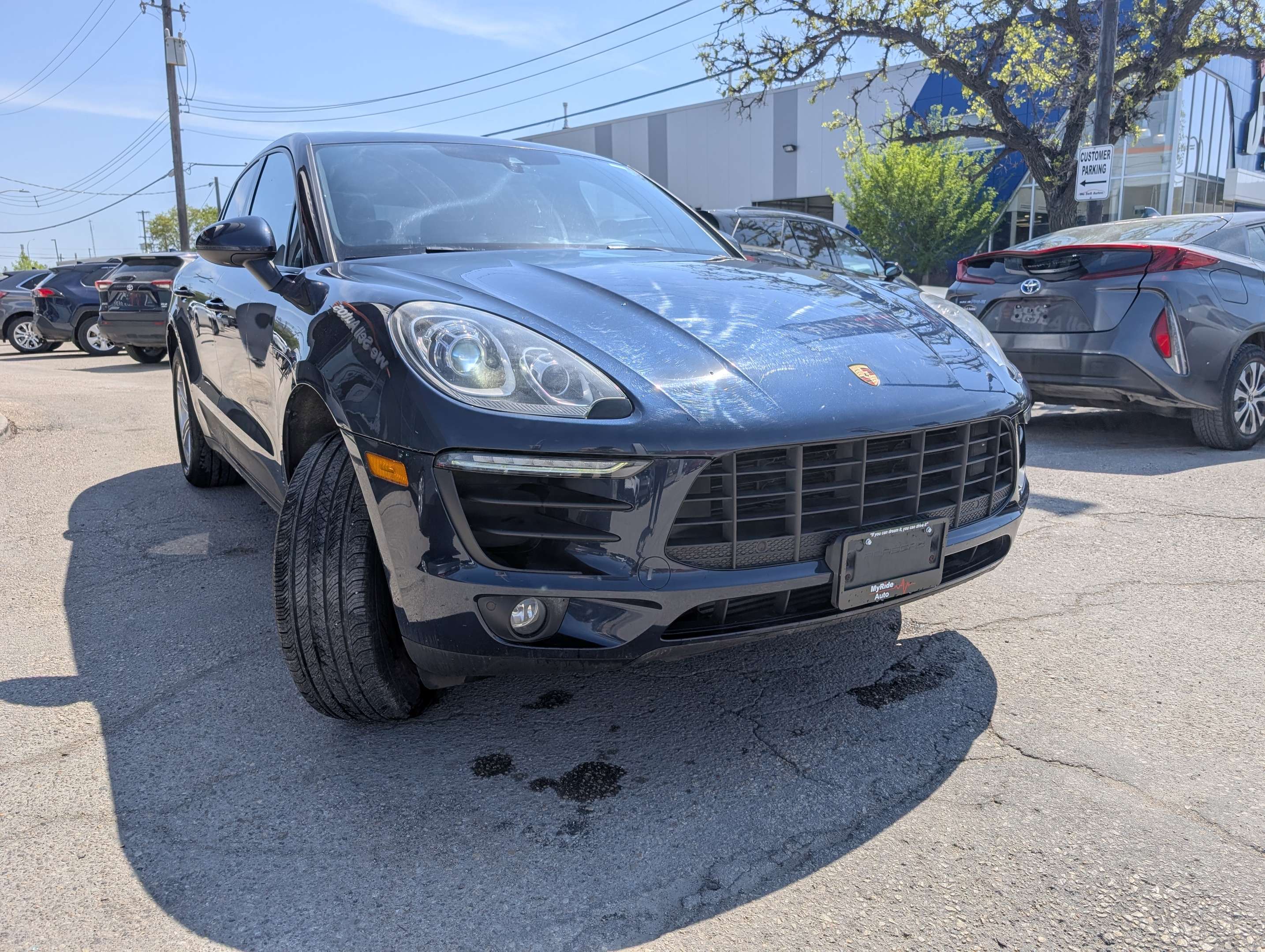 2017 Porsche Macan AWD w/2.0L Turbo Engine, Leather & Power Sunroof alt 3