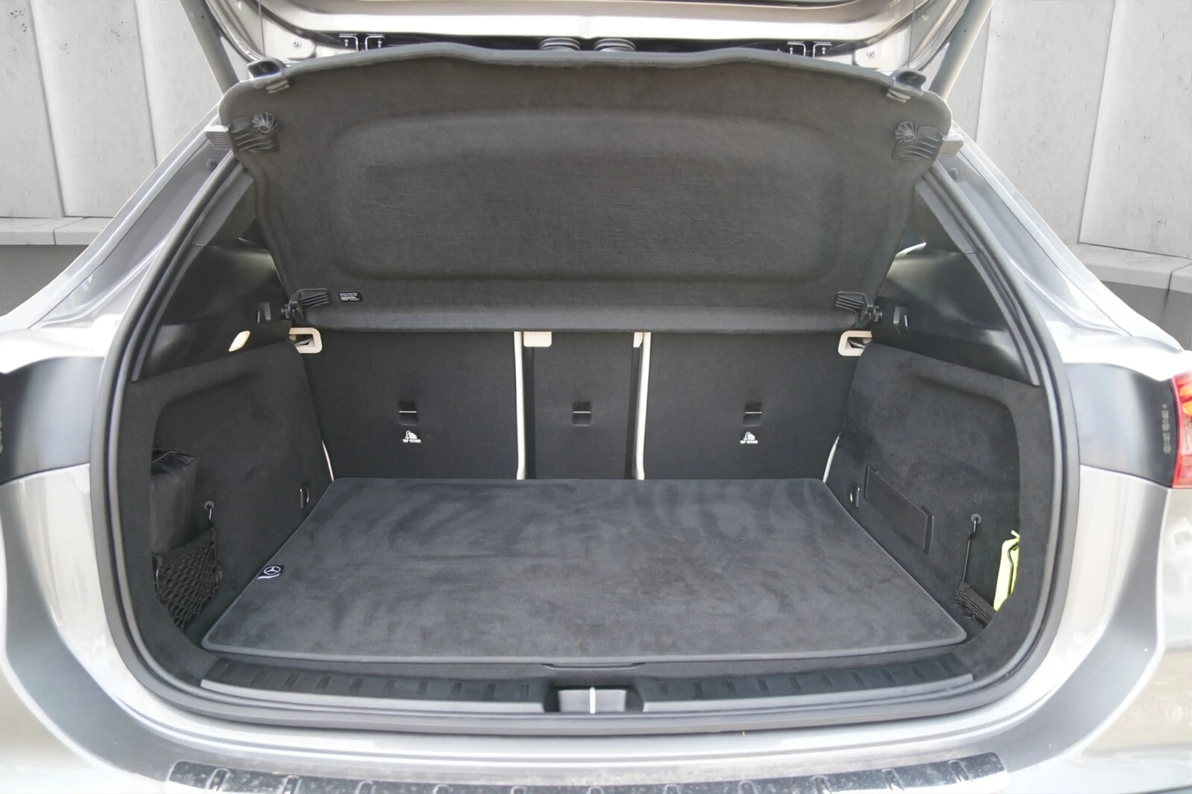 Mercedes-Benz EQA 300 EQA 300 4MATIC Progressive — photo 11