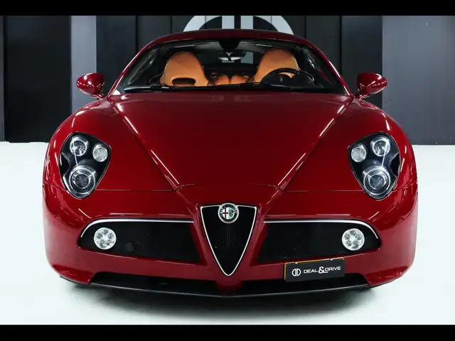 Alfa Romeo 8C view 5