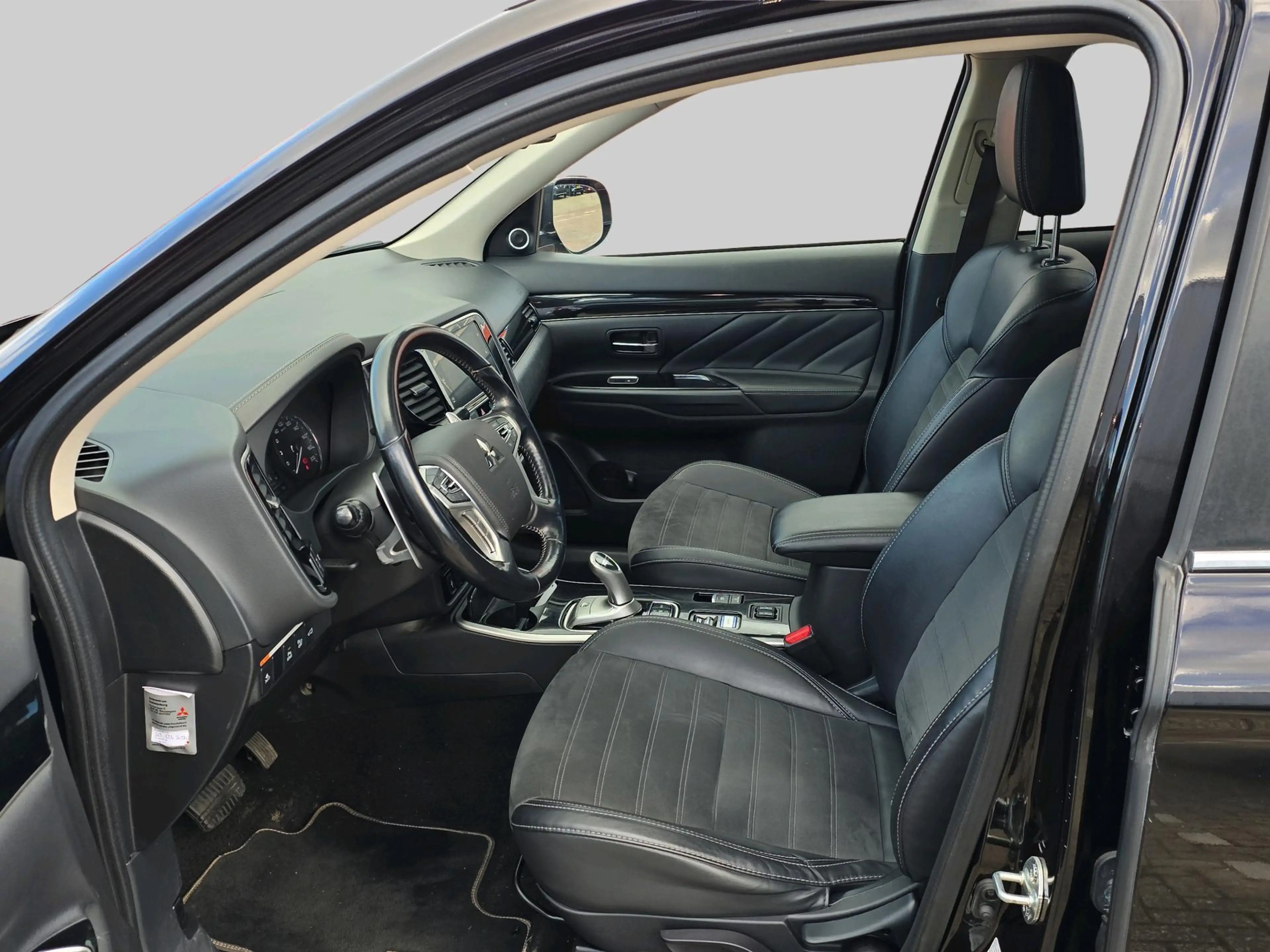 Mitsubishi Outlander 2.4 PHEV Intense+ — photo 12