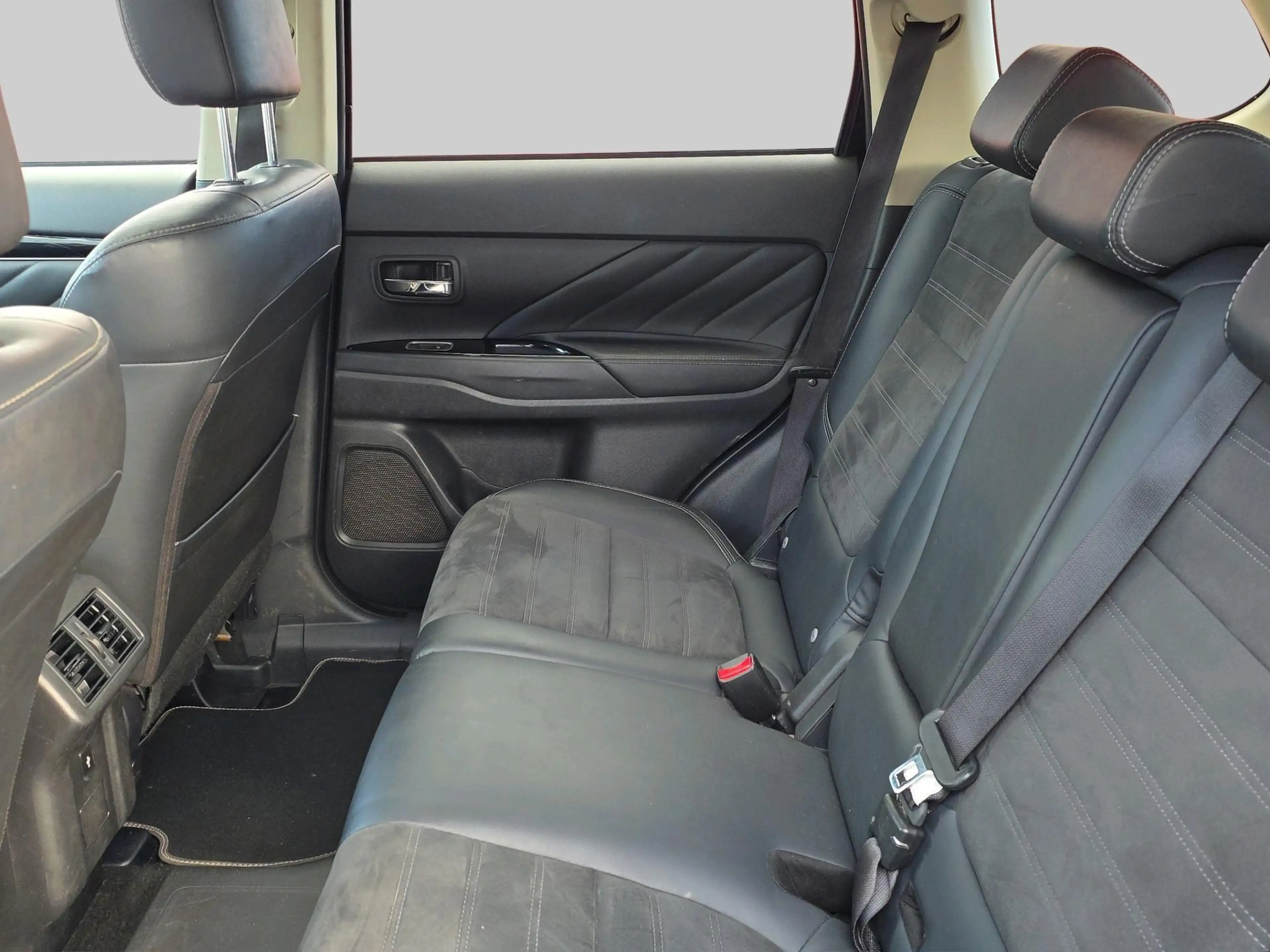 Mitsubishi Outlander 2.4 PHEV Intense+ — photo 6