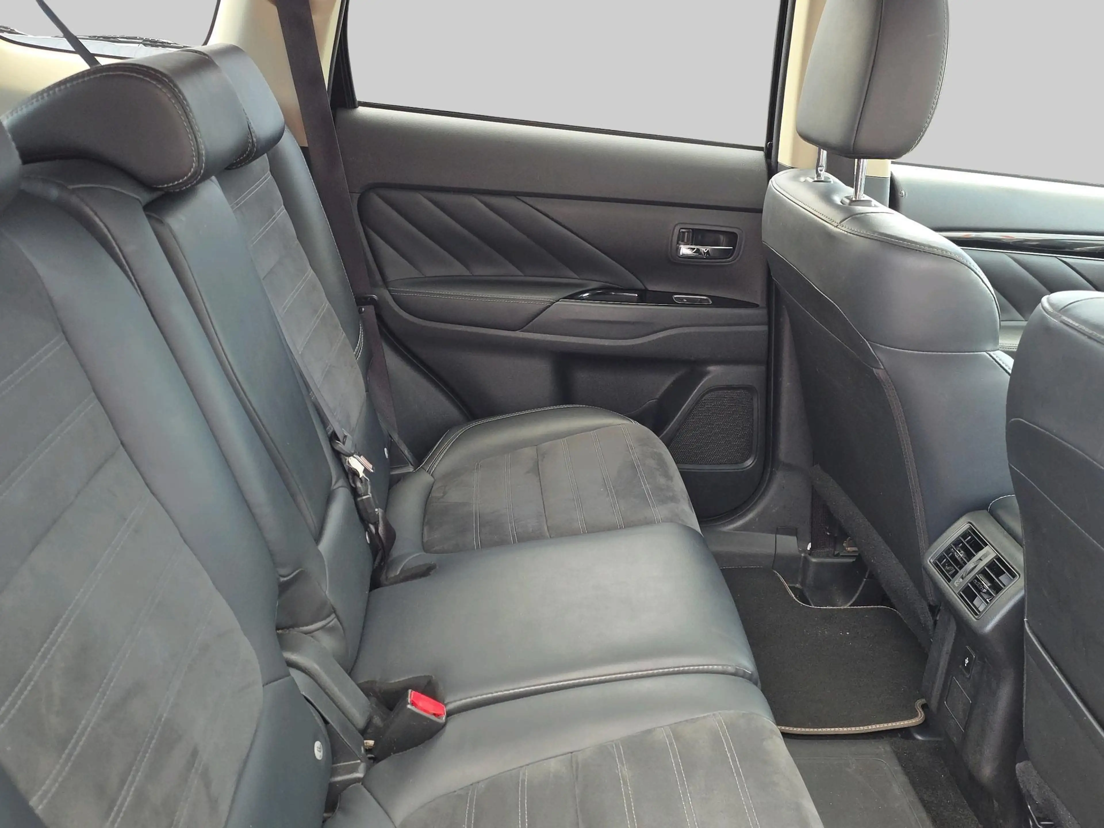 Mitsubishi Outlander 2.4 PHEV Intense+ — photo 14