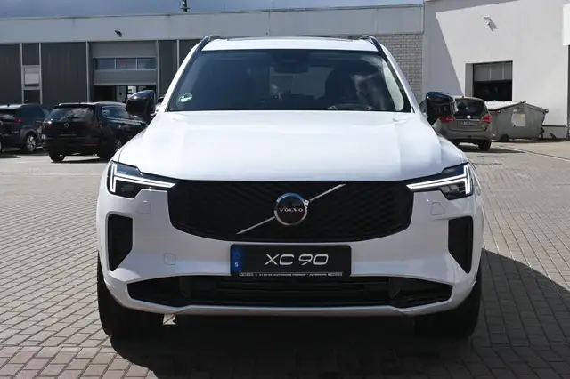 Volvo XC90 view 8